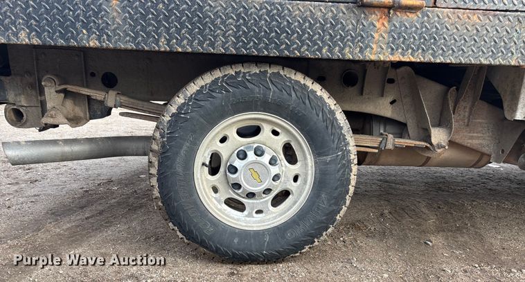 image for item FG1565 2007 Chevrolet Silverado 2500HD Crew Cab flatbed pickup truck