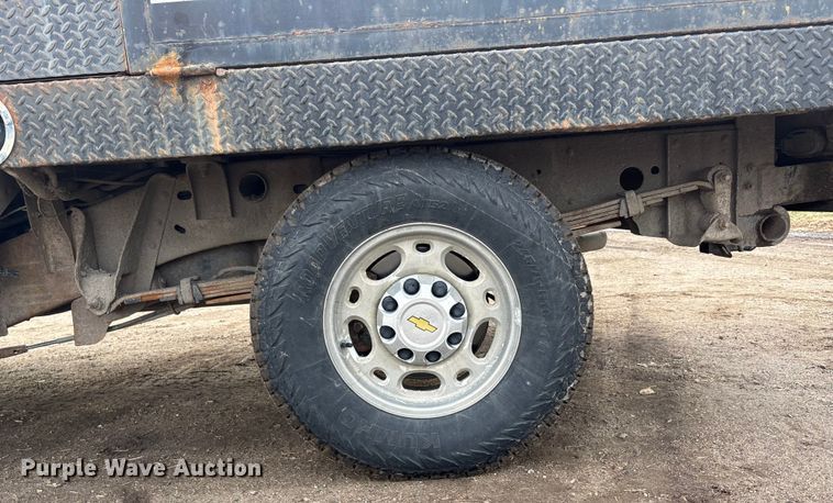 image for item FG1565 2007 Chevrolet Silverado 2500HD Crew Cab flatbed pickup truck