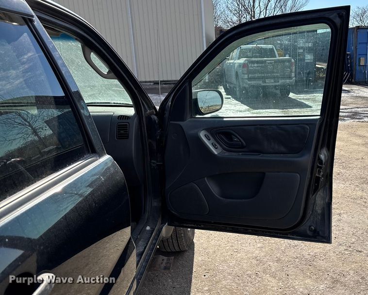 image for item FG1629 2004 Ford Escape 