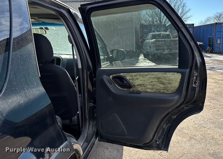 image for item FG1629 2004 Ford Escape 