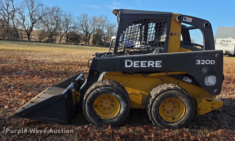 image for item FI0757 2013 John Deere 320D skid steer loader