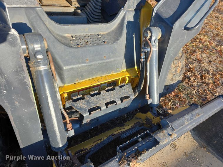 image for item FI0757 2013 John Deere 320D skid steer loader