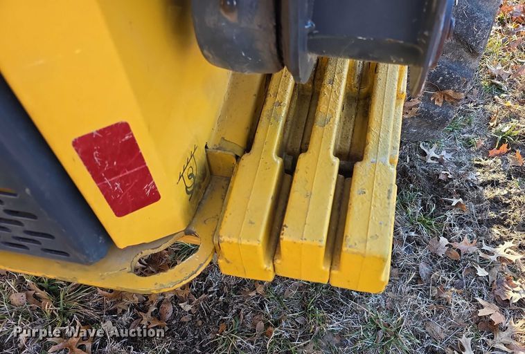 image for item FI0757 2013 John Deere 320D skid steer loader