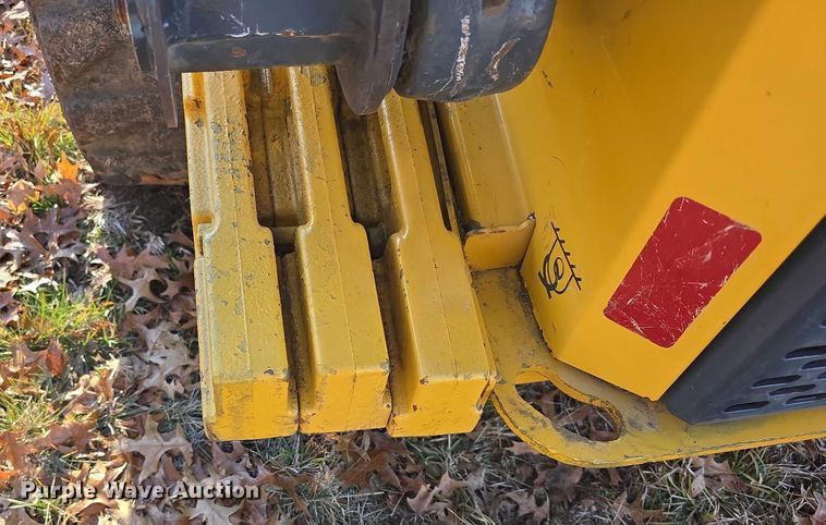 image for item FI0757 2013 John Deere 320D skid steer loader