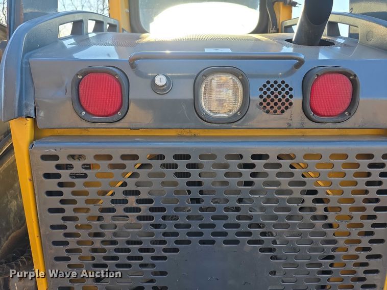 image for item FI0757 2013 John Deere 320D skid steer loader