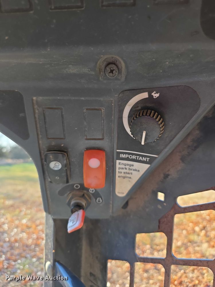 image for item FI0757 2013 John Deere 320D skid steer loader