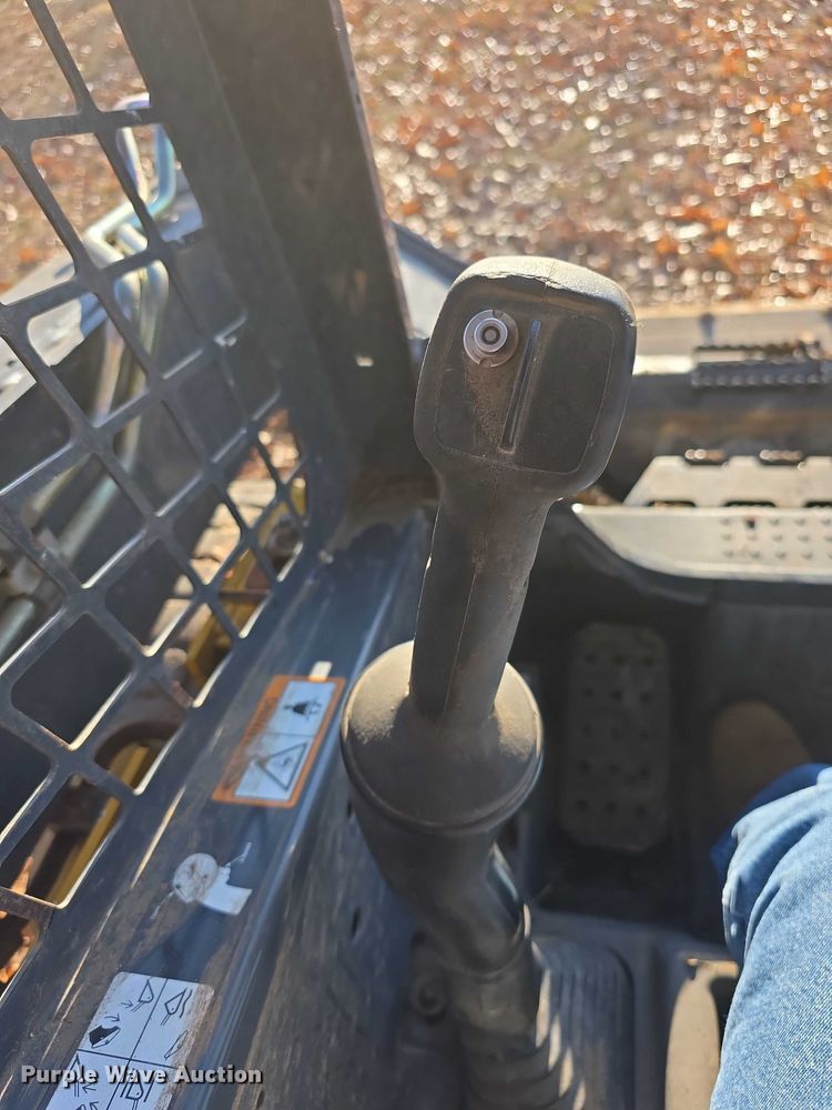 image for item FI0757 2013 John Deere 320D skid steer loader