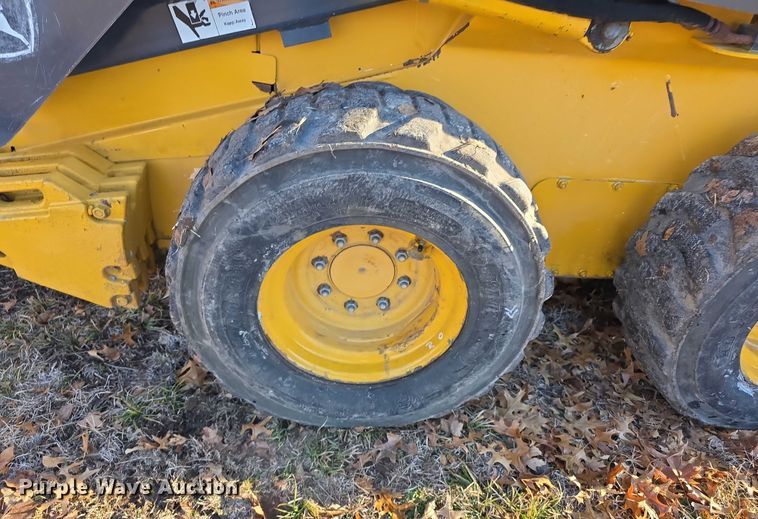 image for item FI0757 2013 John Deere 320D skid steer loader