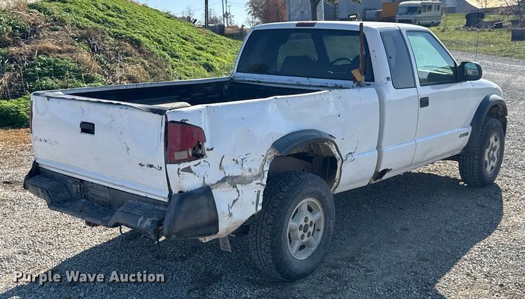 image for item FK0605 1996 Chevrolet S10 Ext. Cab pickup truck