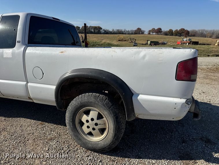 image for item FK0605 1996 Chevrolet S10 Ext. Cab pickup truck