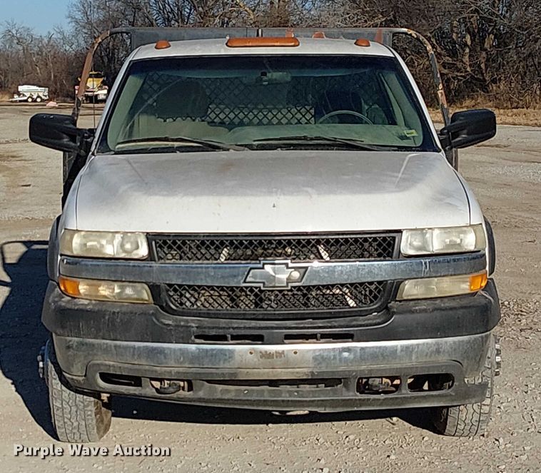 image for item FK0895 2002 Chevrolet Silverado 3500 flatbed pickup truck