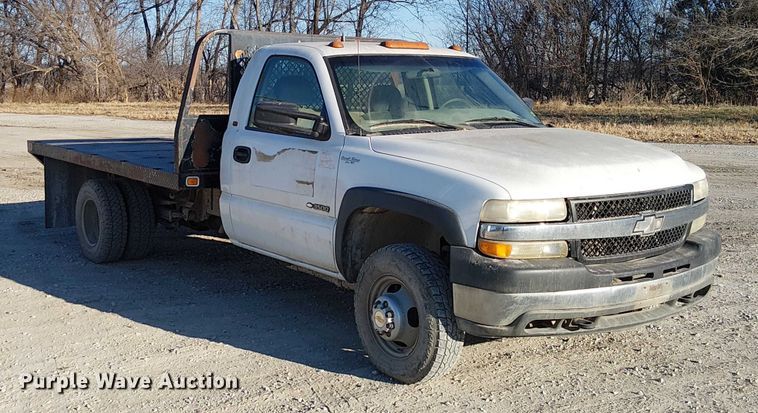 image for item FK0895 2002 Chevrolet Silverado 3500 flatbed pickup truck