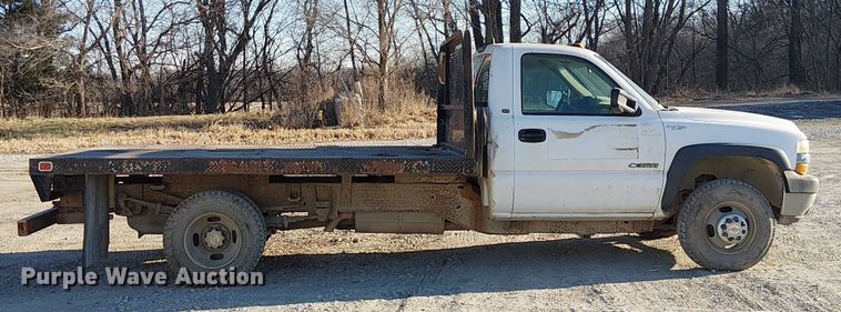 image for item FK0895 2002 Chevrolet Silverado 3500 flatbed pickup truck