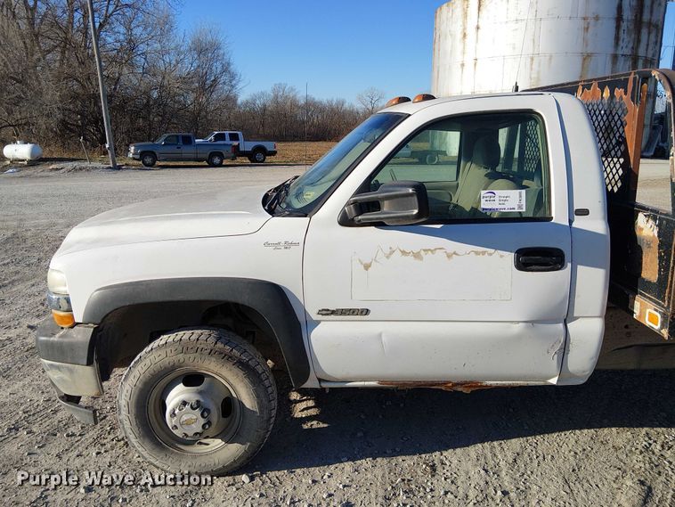 image for item FK0895 2002 Chevrolet Silverado 3500 flatbed pickup truck