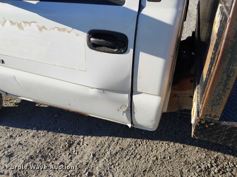 image for item FK0895 2002 Chevrolet Silverado 3500 flatbed pickup truck