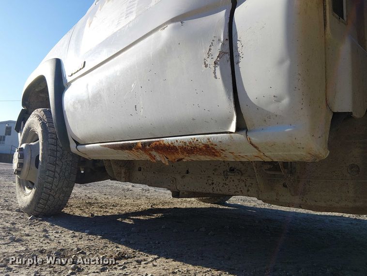 image for item FK0895 2002 Chevrolet Silverado 3500 flatbed pickup truck