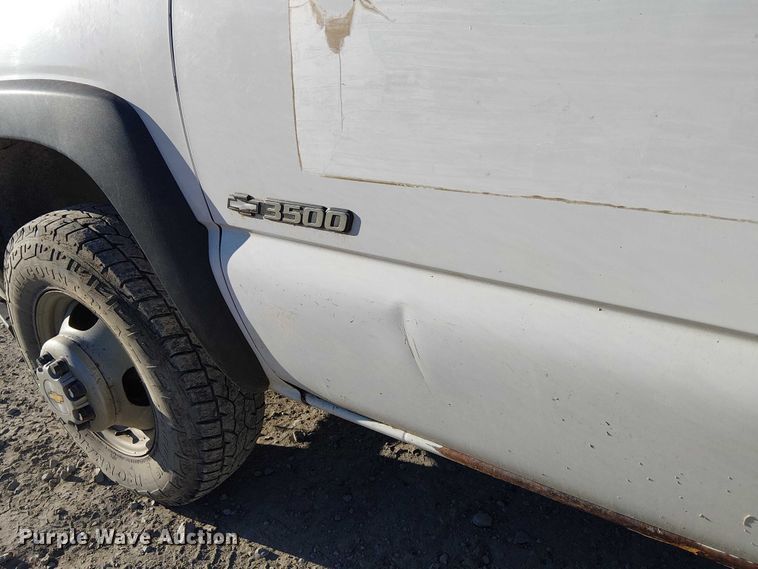 image for item FK0895 2002 Chevrolet Silverado 3500 flatbed pickup truck