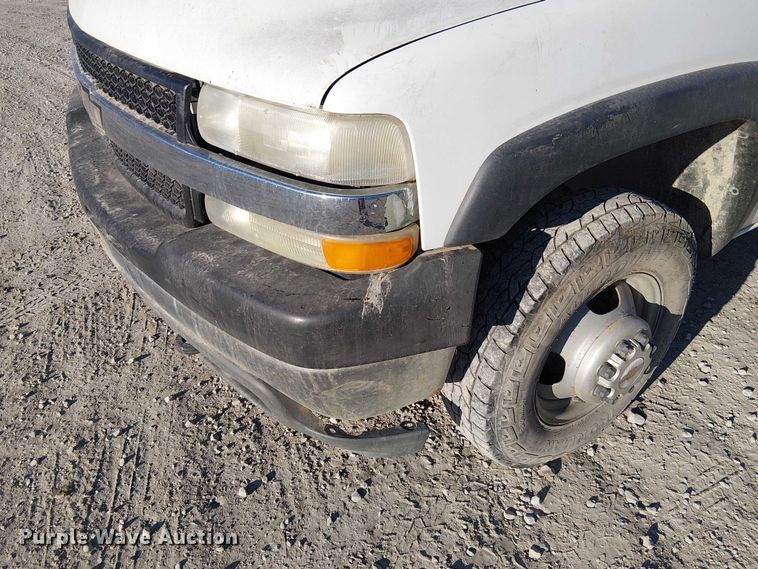 image for item FK0895 2002 Chevrolet Silverado 3500 flatbed pickup truck