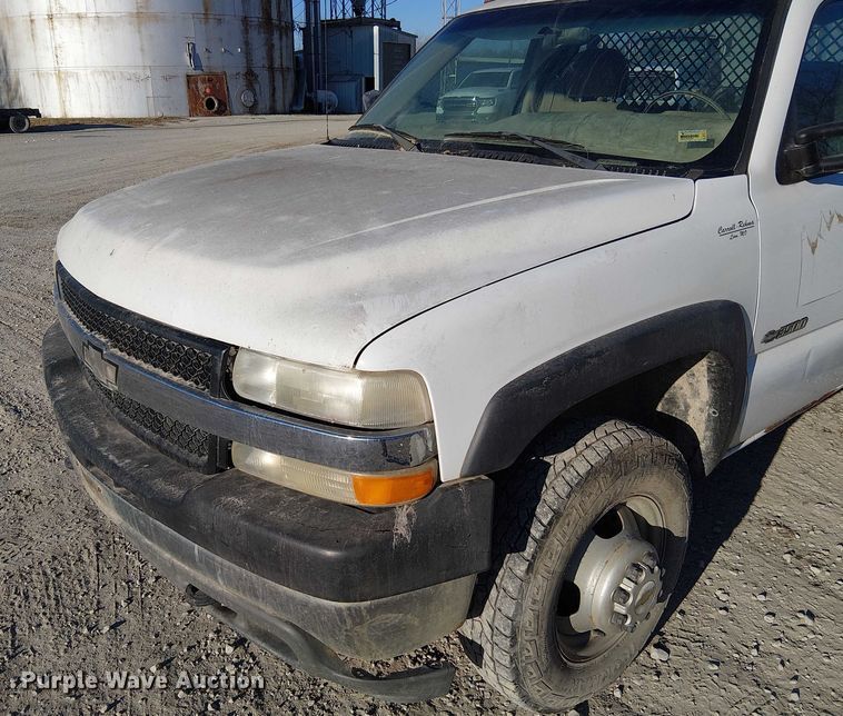 image for item FK0895 2002 Chevrolet Silverado 3500 flatbed pickup truck