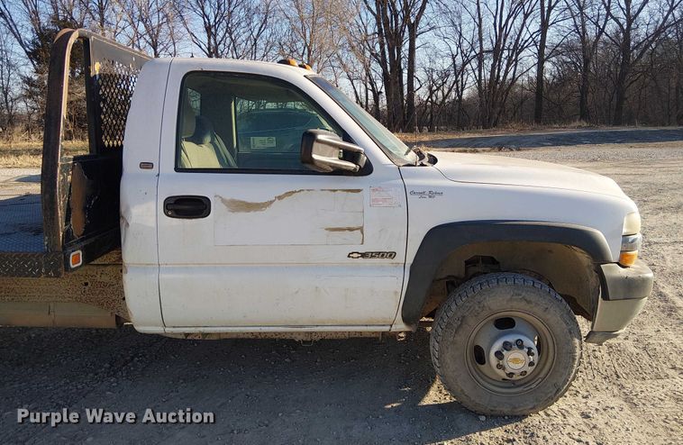 image for item FK0895 2002 Chevrolet Silverado 3500 flatbed pickup truck