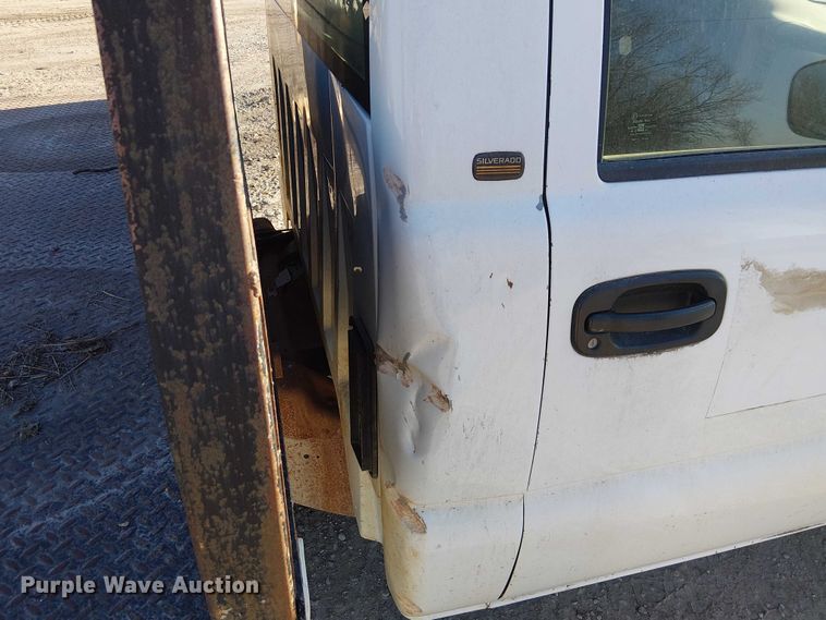 image for item FK0895 2002 Chevrolet Silverado 3500 flatbed pickup truck