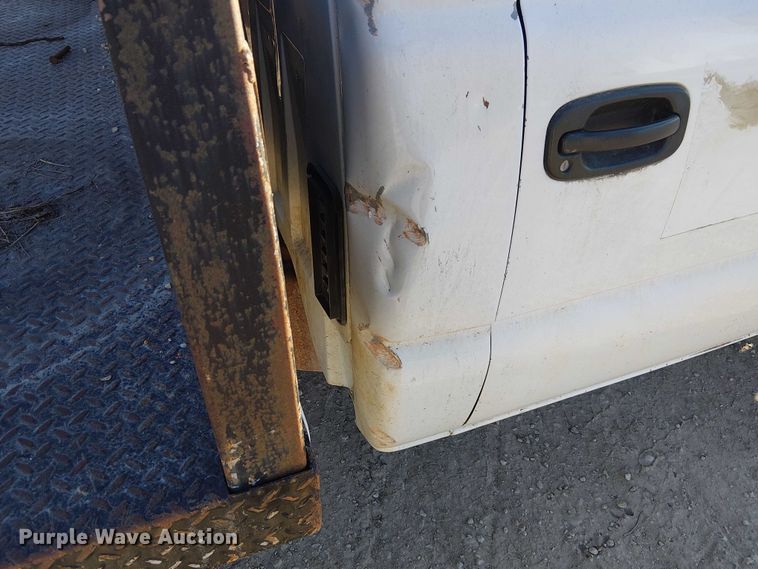 image for item FK0895 2002 Chevrolet Silverado 3500 flatbed pickup truck