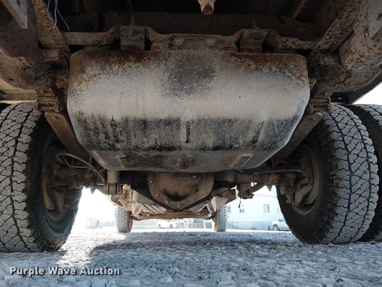 image for item FK0895 2002 Chevrolet Silverado 3500 flatbed pickup truck