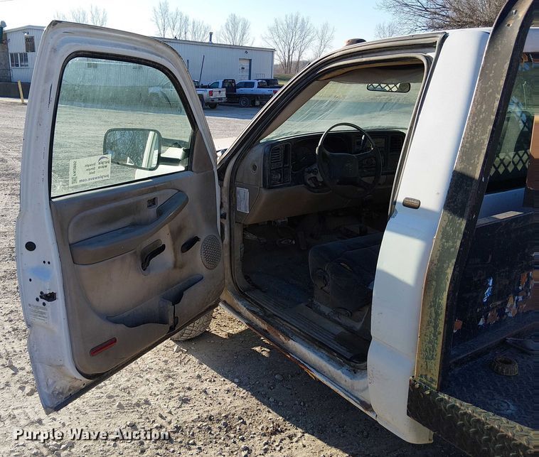 image for item FK0895 2002 Chevrolet Silverado 3500 flatbed pickup truck