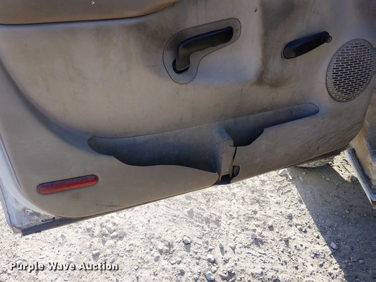 image for item FK0895 2002 Chevrolet Silverado 3500 flatbed pickup truck