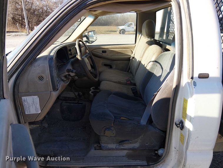 image for item FK0895 2002 Chevrolet Silverado 3500 flatbed pickup truck