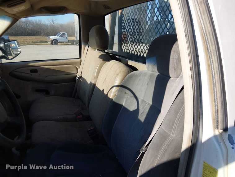 image for item FK0895 2002 Chevrolet Silverado 3500 flatbed pickup truck