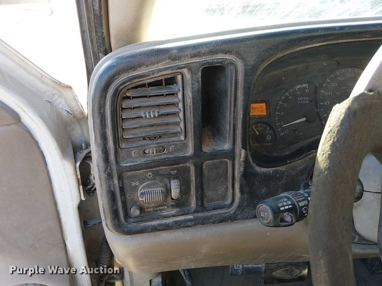 image for item FK0895 2002 Chevrolet Silverado 3500 flatbed pickup truck