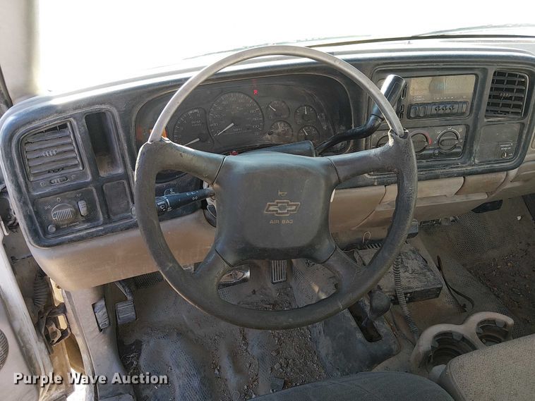 image for item FK0895 2002 Chevrolet Silverado 3500 flatbed pickup truck