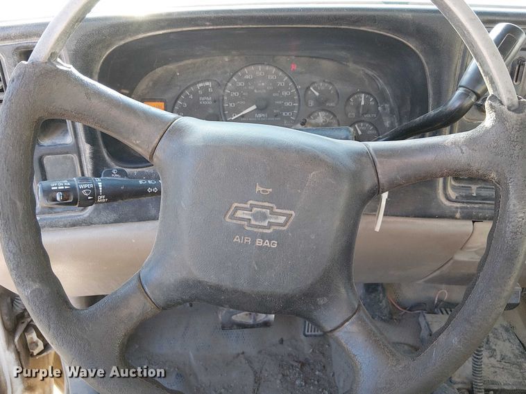 image for item FK0895 2002 Chevrolet Silverado 3500 flatbed pickup truck