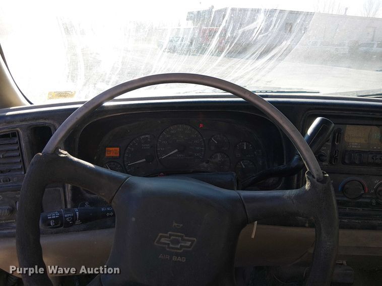 image for item FK0895 2002 Chevrolet Silverado 3500 flatbed pickup truck