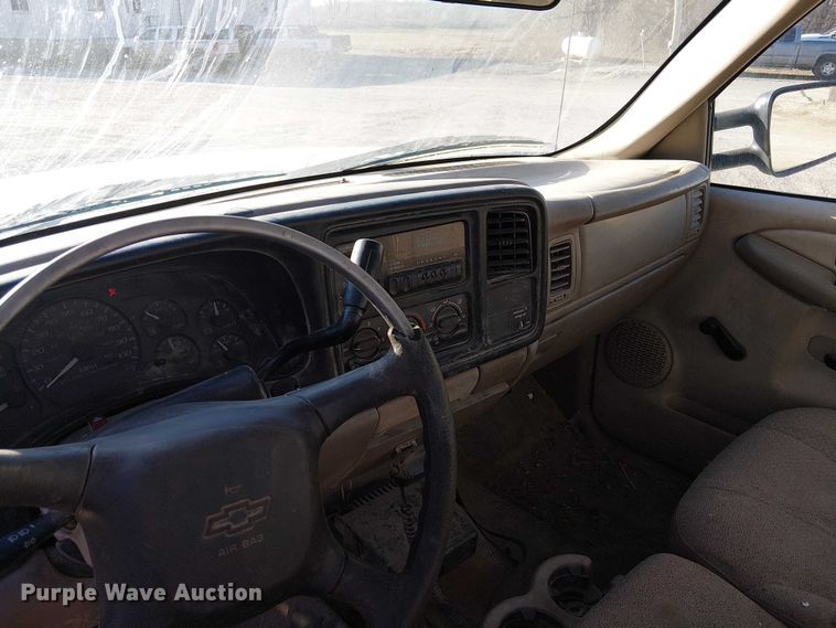 image for item FK0895 2002 Chevrolet Silverado 3500 flatbed pickup truck