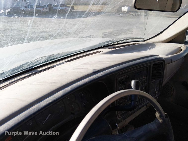 image for item FK0895 2002 Chevrolet Silverado 3500 flatbed pickup truck