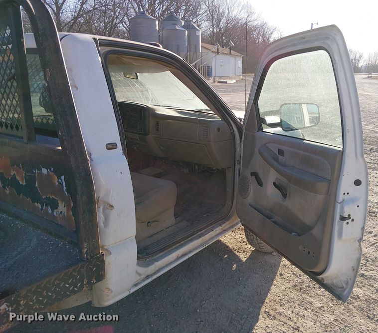 image for item FK0895 2002 Chevrolet Silverado 3500 flatbed pickup truck