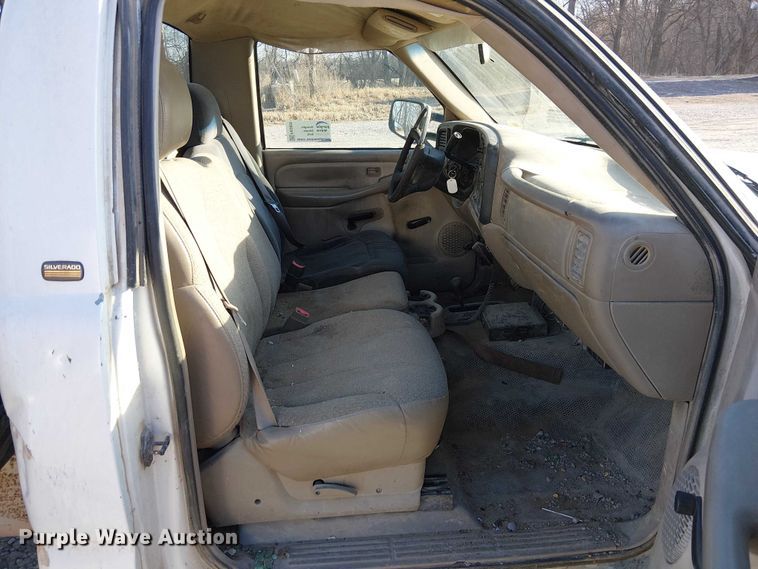 image for item FK0895 2002 Chevrolet Silverado 3500 flatbed pickup truck