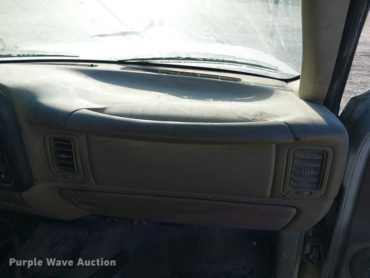 image for item FK0895 2002 Chevrolet Silverado 3500 flatbed pickup truck