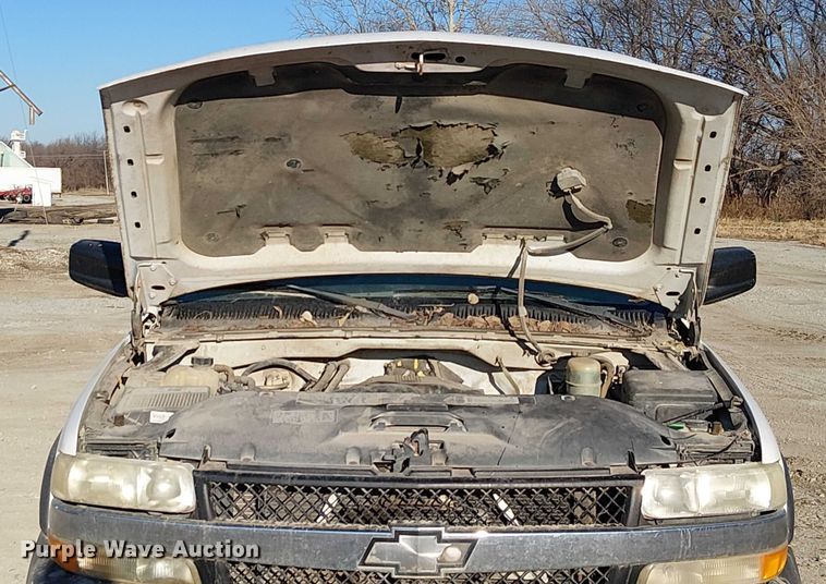 image for item FK0895 2002 Chevrolet Silverado 3500 flatbed pickup truck