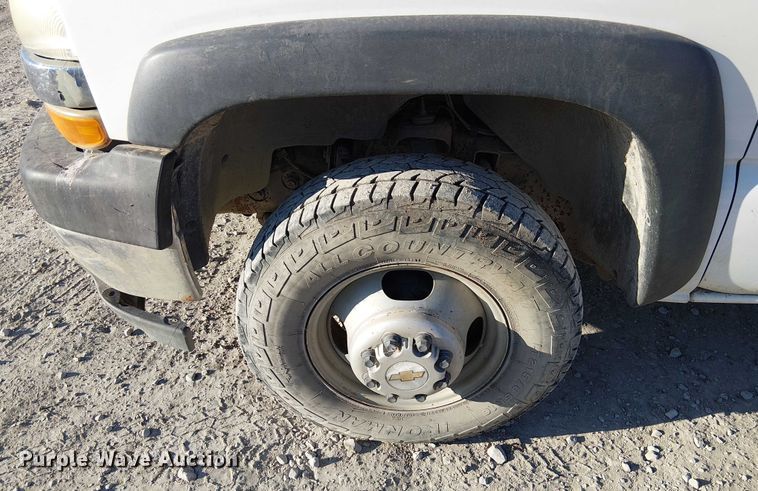 image for item FK0895 2002 Chevrolet Silverado 3500 flatbed pickup truck