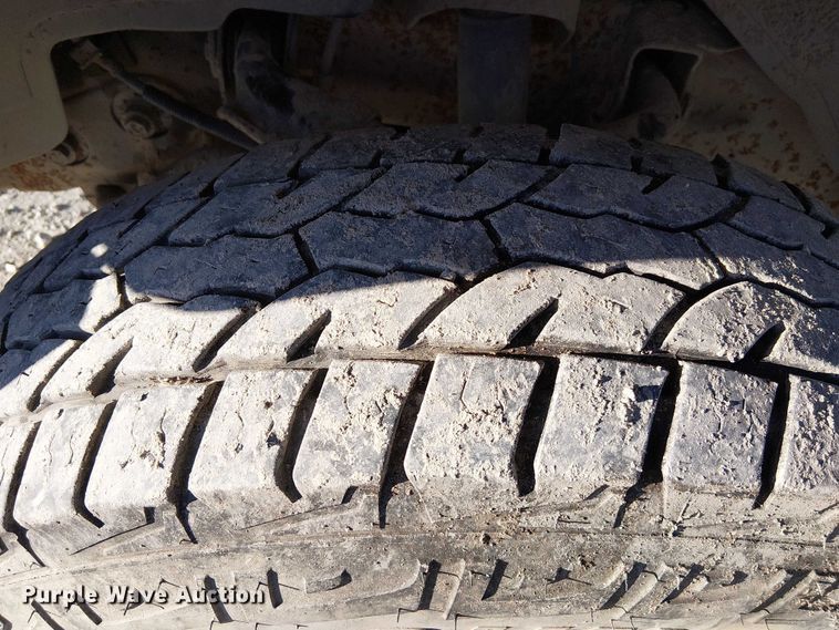 image for item FK0895 2002 Chevrolet Silverado 3500 flatbed pickup truck