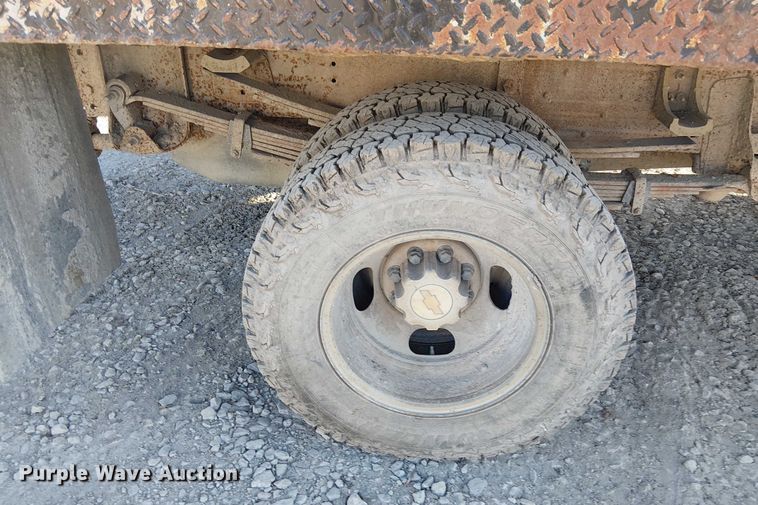 image for item FK0895 2002 Chevrolet Silverado 3500 flatbed pickup truck