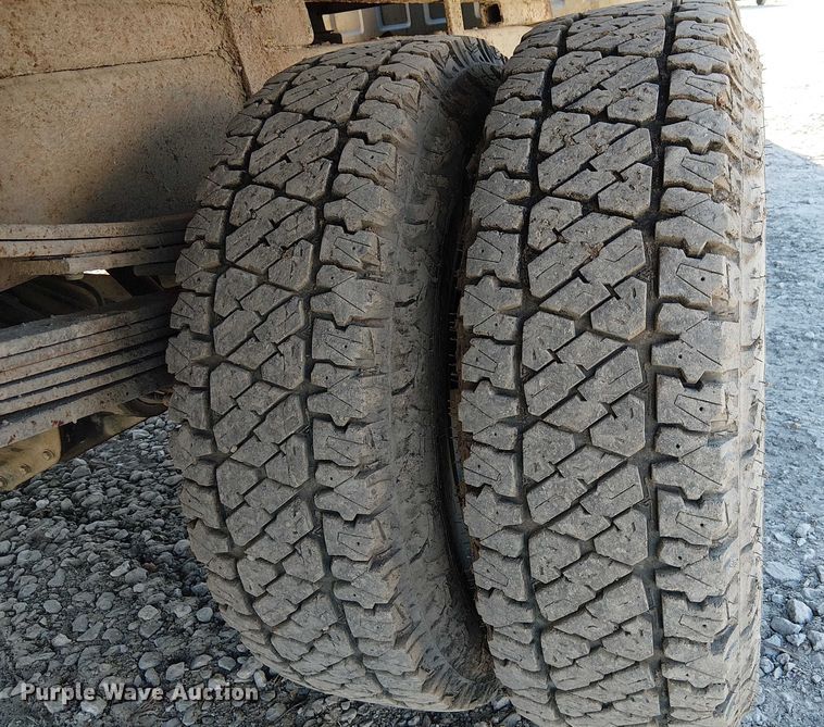 image for item FK0895 2002 Chevrolet Silverado 3500 flatbed pickup truck