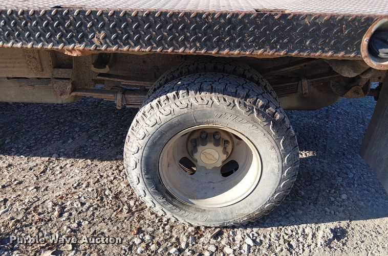 image for item FK0895 2002 Chevrolet Silverado 3500 flatbed pickup truck