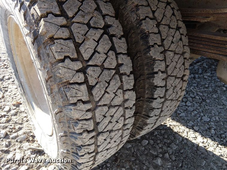 image for item FK0895 2002 Chevrolet Silverado 3500 flatbed pickup truck