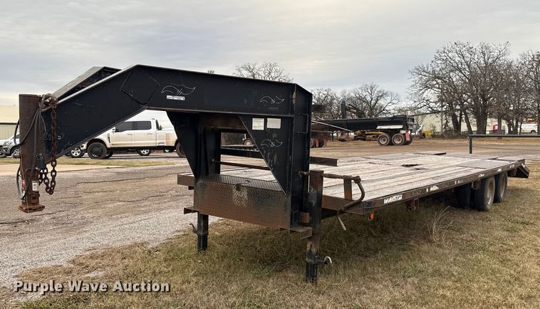 image for item HI9385 2001 TRIPLE B equipment trailer