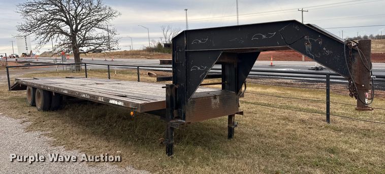 image for item HI9385 2001 TRIPLE B equipment trailer