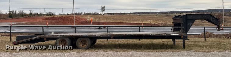 image for item HI9385 2001 TRIPLE B equipment trailer